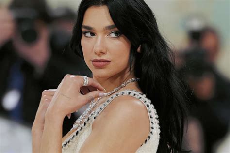 dua lipa nude|Anche Dua Lipa osa il nude look, in stile Y2K 